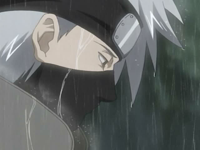 Kakashi, de Naruto, la tête baissée sous la pluie