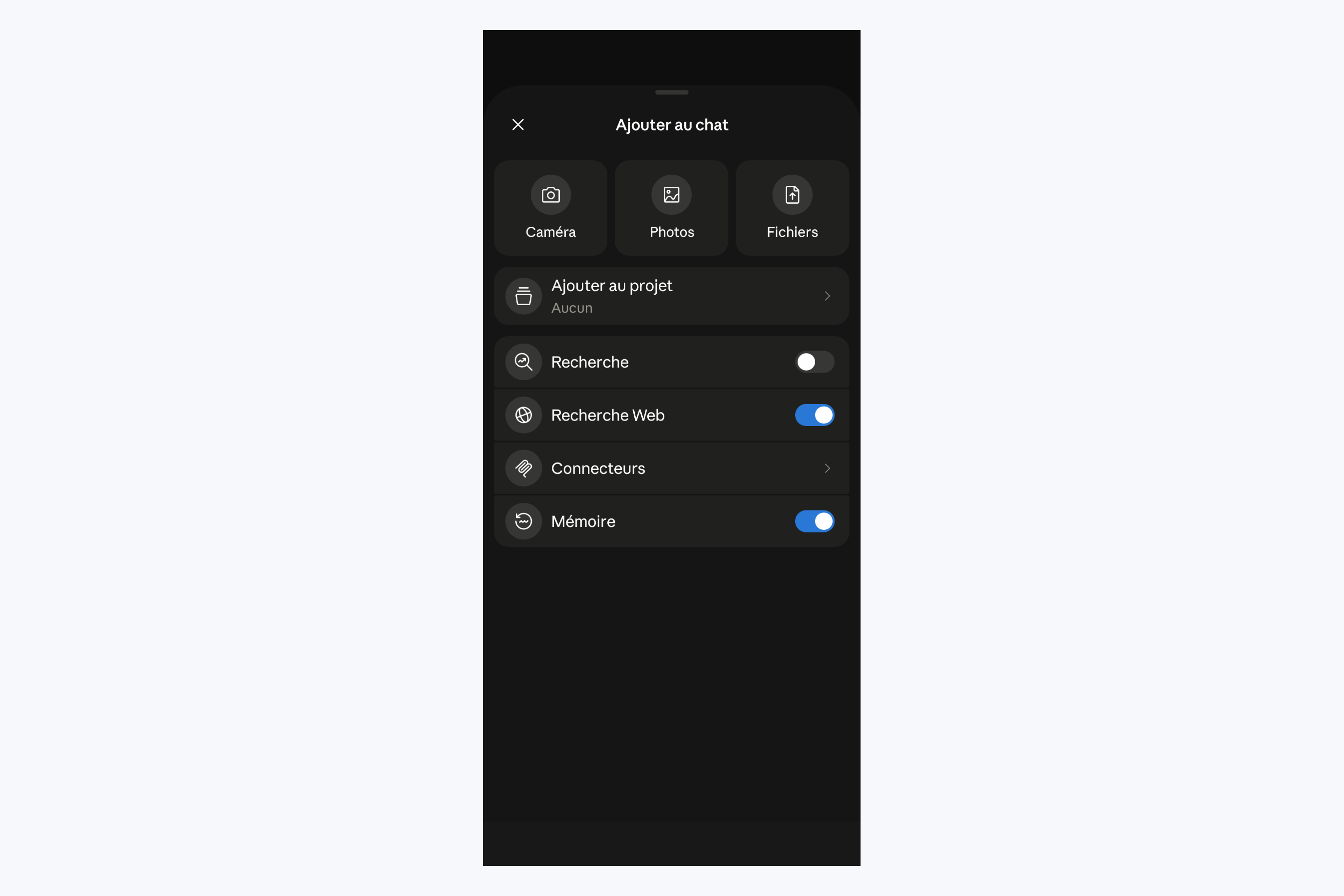 Le menu Ajouter au chat de l'application mobile Claude, avec les interrupteurs Recherche, Recherche Web et Mémoire